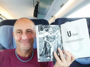 Marcus Urban, es la letra U en Sin Odio, reconoció su homosexualidad y le costó su carrera deportiva.