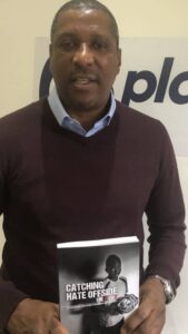 Viv Anderson, la letra V de Sin Odio, primer internacional negro de la selección inglesa, 1978.