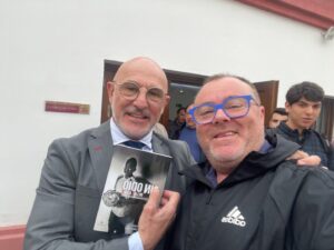 Al seleccionador nacional Luis de la Fuente, le conocí en Santander y es aficionado a la lectura y conoce mis libros.
